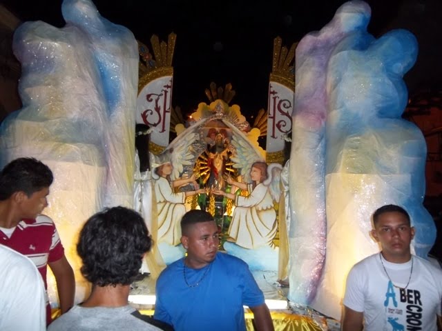 La Conchita luce hermosisima en una carroza que le dedicaron en la Calle Santa Lucia
